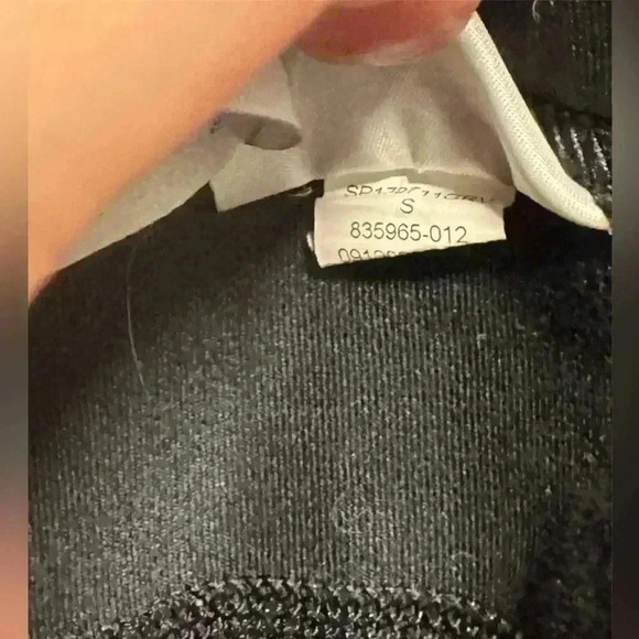 NIKE BLACK AND WHITE CAPRI LEGGINGS - Picture 3 of 3